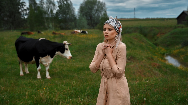 brown clothing, straight hair, animals, field, 1080P, long hair, coats, makeup, earring, women, Andrey Metelkov, blonde, hairband, cow