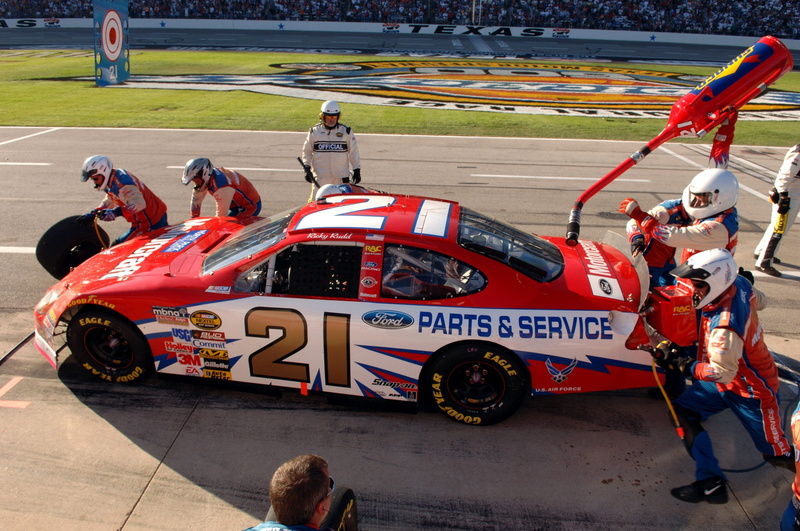 sports race, men, sport, engine, males, track, sports, auto racing, group, car, headwear, nascar, drive, occupation, tires, incidental people, real people