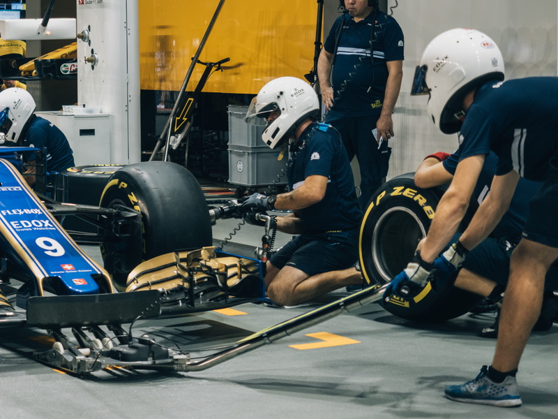 formula 1, working, work, security, f, men, daytime, tire, tire change, real people, 2K, concrete, pavement, cooperation, william, f1, preparation, build