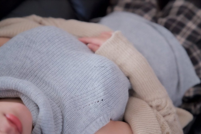 casual clothing, sitting, focus on foreground, living room, sofa, Asian, human knee, adult, domestic room, 720P, body part, sweater, furniture, juicy lips