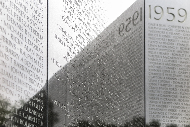 wall, armed, wall - building feature, dc, monument, page, reflection, vietnam memorial, technology, close-up, remembrance, usa, non-western script, capital
