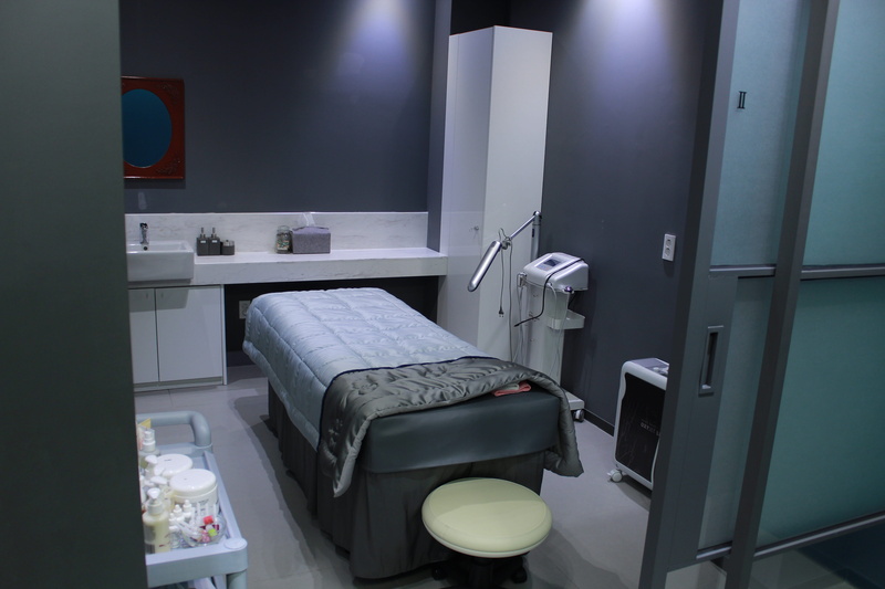 desktop pc, black, furniture, absence, racl, indoors, computer equipment, medical clinic, medical equipment, computer monitor, bed, relaxation, hospital ward