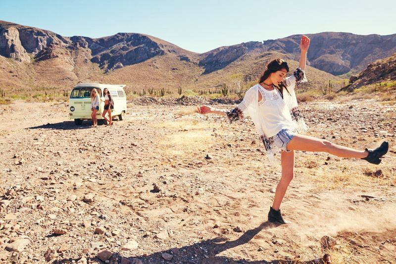 Scarlett Leithold, 720P, casual clothing, arid climate, landscape, full length, front view, model, vehicle, environment, women, young adult, day, climate