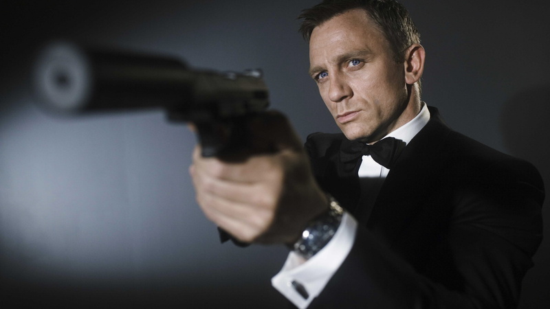holds, jacket, actor, Most Popular Celebs in 2015, 007, 4K, semi, black, man, automatic, gun, James Bond, suit, Daniel Craig, pistol
