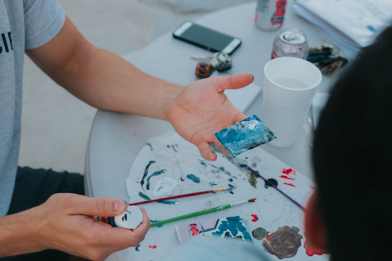 communication, wireless technology, 5K, person, beauty, confetti, indoors, mobile phone, close-up, cup, creativity, art, electronics, paint container