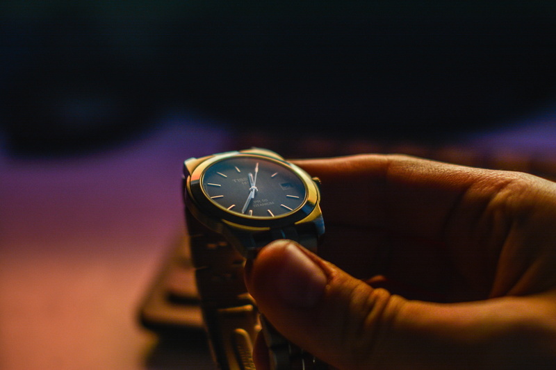compass, watching, indoors, wristwatch, wrist, gold, arcade game machine, body part, musical instrument, positioning, nail, tub, 5K, human body part, toe