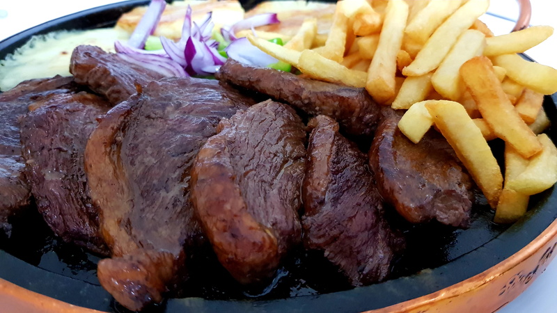 no people, comida, indoors, ready-to-eat, white meat, unhealthy eating, beef, steak, av. ville roy, fast food, french fries, indulgence, batata frita, fried