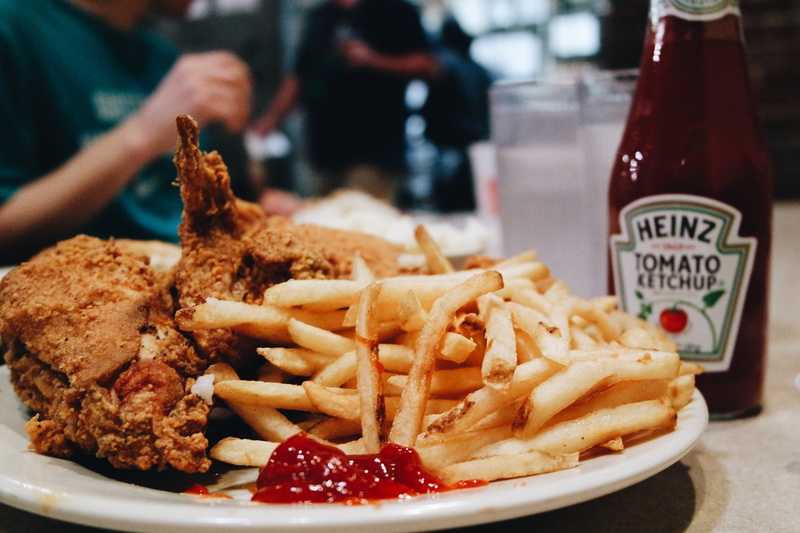 fried chicken, human hand, focus on foreground, human, real people, 4K, nuggets, beer, incidental people, person, food, ketchup, alcohol, burger, nachos