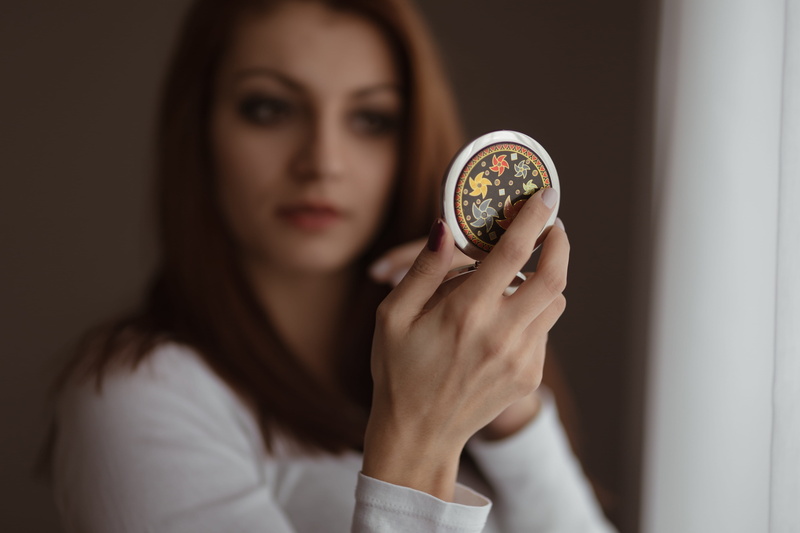 adult, woman, holding, focus on foreground, hand, women, female, finance, young, caucasian, make, beautiful, one person, girl, morning routine, business