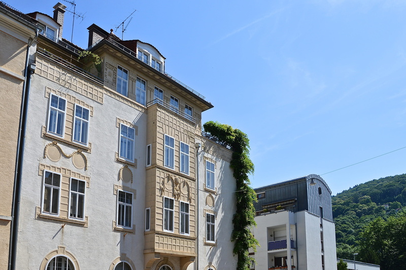 residential building, tree, sunlight, facade, luxury, Ivy, Villa, row house, home, architecture, plant, nature, home ownership, balconies, city, day, architectural style