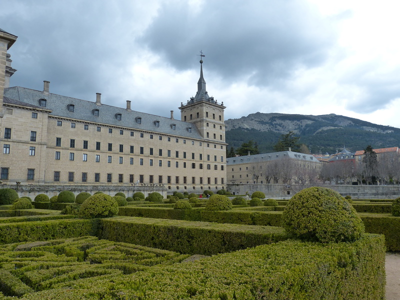 near, growth, nature, castile, boxwood, plant, garden, historically, cloud - sky, hedge, built structure, history, travel, day, spain, concrete, Spain
