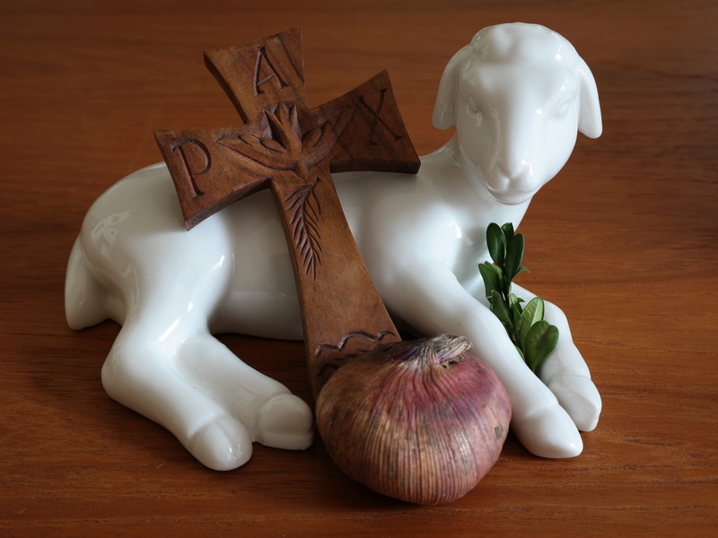 figurine, wood - Material, cooking, wellbeing, close-up, garlic, food, choice, table, 4K, gladiolus bulb, alive, indoors, variation, ingredient, white color