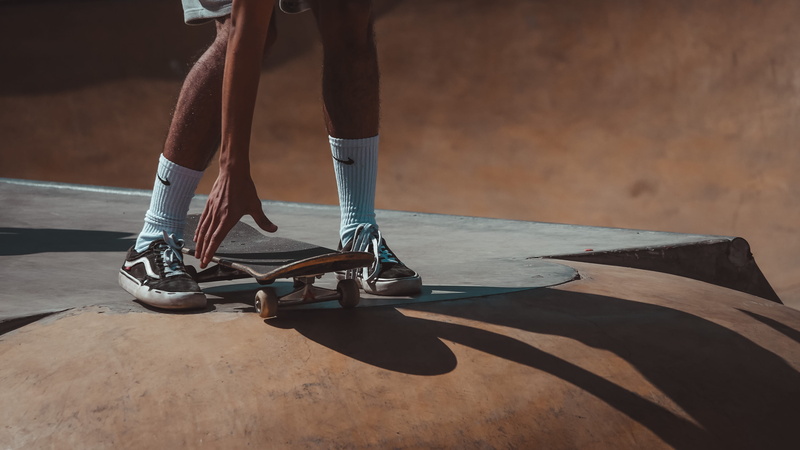game, casablanca, machine, skateboard, helmet, sports equipment, banister, clothing, body part, lifestyles, sports, human foot, black, human limb, vans