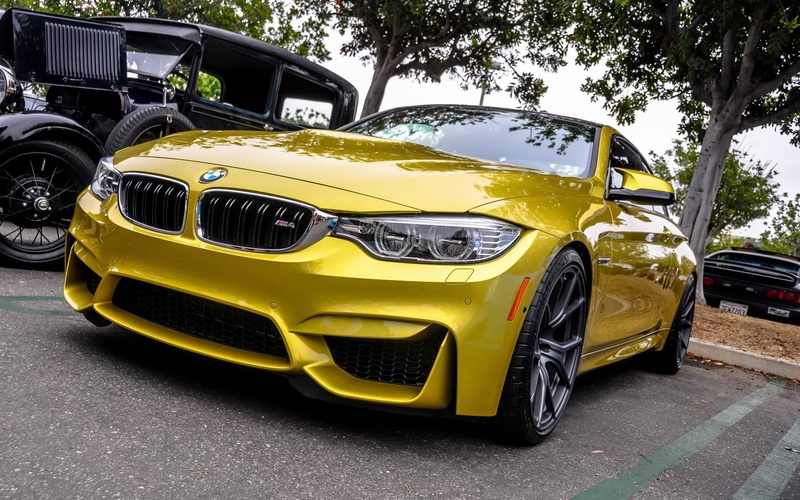 motor vehicle, series, f, headlight, outdoors, retro styled, sunlight, car, 2K, mode of transportation, parking, bmw, yellow, city, nature, stationary