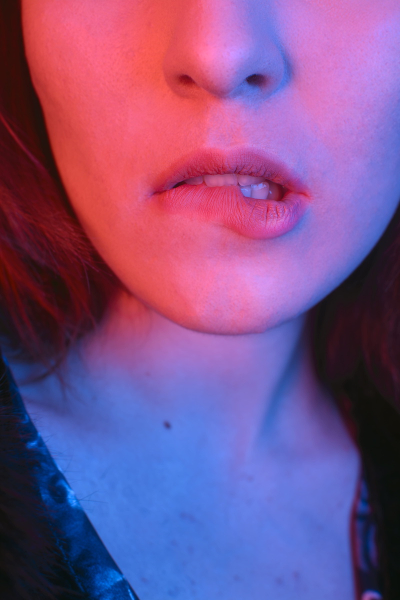real people, human hair, human lips, lifestyles, headshot, hairstyle, human body part, front view, leisure activity, biting, 5K, adult, close-up, young adult