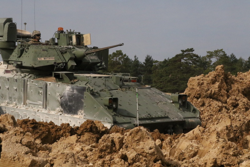 m2a3 bradley, nature, outdoors, gun, day, transportation, transport, armour, armored, vehicle, armed forces, ifv, fighting, land, infantry, weapon, 2K