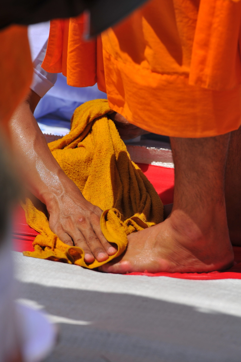 volunteer, human foot, orange color, meditate, working, temple, human hand, budhas, Washing, adult, buddhism, selective focus, women, human body part, traditional clothing