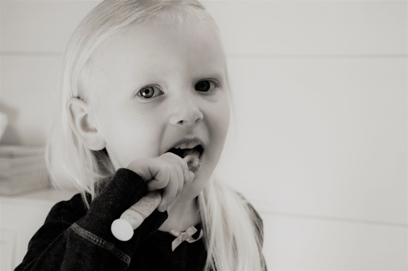 clean, girl, toothbrush, portrait, smile, girls, child, brushing teeth, young, a, 5K, innocence, one person, blond hair, childhood, front view, zahnreinigung