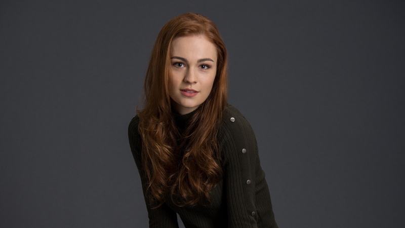 young women, indoors, hd, sophie skelton, 4K, long hair, 5k, beauty, black background, front view, celebrities, young adult, standing, adult, contemplation