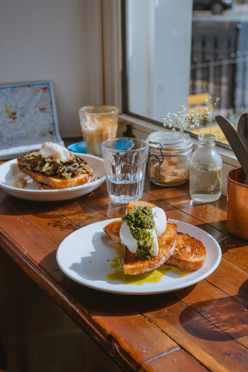 plate, vase, poached egg, coffee shop, cafe, flower, meal, avo on toast, bowl, ready-to-eat, freshness, round, drink, table knife, restaurant, container