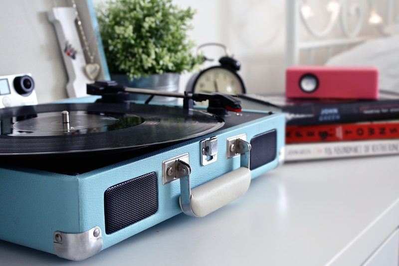 vinyl record, pop, room, media, vinyl, vintage, connection, musical equipment, record player, record, table, recording, room decor, audio equipment, musical instrument