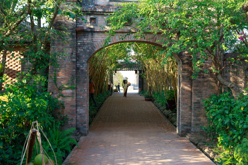 leaves, outdoors, 2K, travel, built structure, garden, entrance, growth, men, stone, green color, bricks, building, summer, arched, daylight, real people