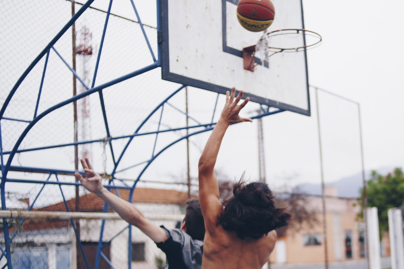 huddle, leisure activities, leisure activity, shorts, play, skill, sportsman, team sport, basketball hoop, daytime, basketball - sport, clothing, human arm