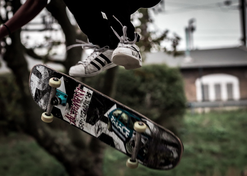 board, hobbies, nature, human hand, urban, protection, lock, youth, longboard, human body part, close-up, focus on foreground, low section, selective focus