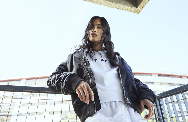 jacket, young women, hair, male, warm clothing, clear sky, link magazine, real people, man, netherlands, teenager, long hair, person, day, ledge, sky, beautiful woman
