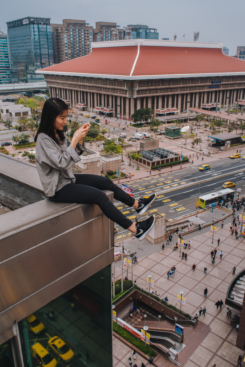 edge, side view, adult, young adult, women, main, outdoors, railing, day, young women, built structure, phone, 5K, standing, lifestyles, holding, taipei