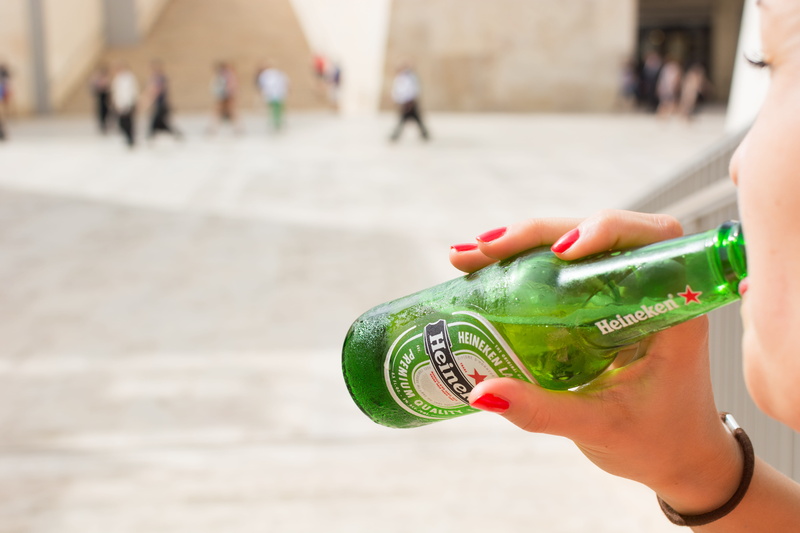 city, finance, women, drink, human Hand, lifestyles, human body part, Heineken, incidental people, beer bottle, hand, 5K, food and drink, people, hands