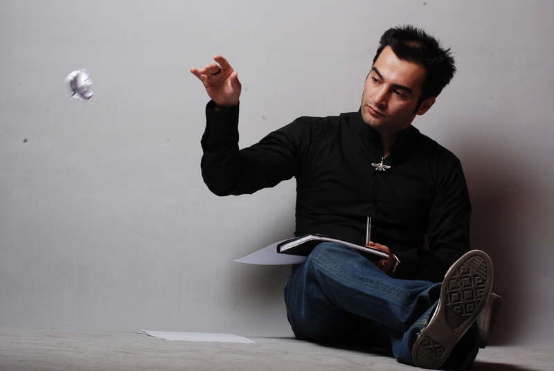 men, young adult, mid adult men, looking, magician, one person, wall - building feature, holding, males, front view, lifestyles, real people, casual clothing