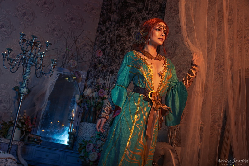 depth of field, indoors, women, The Witcher 3: Wild Hunt, video game characters, women indoors, freckles, looking away, redhead, Triss Merigold, cosplay