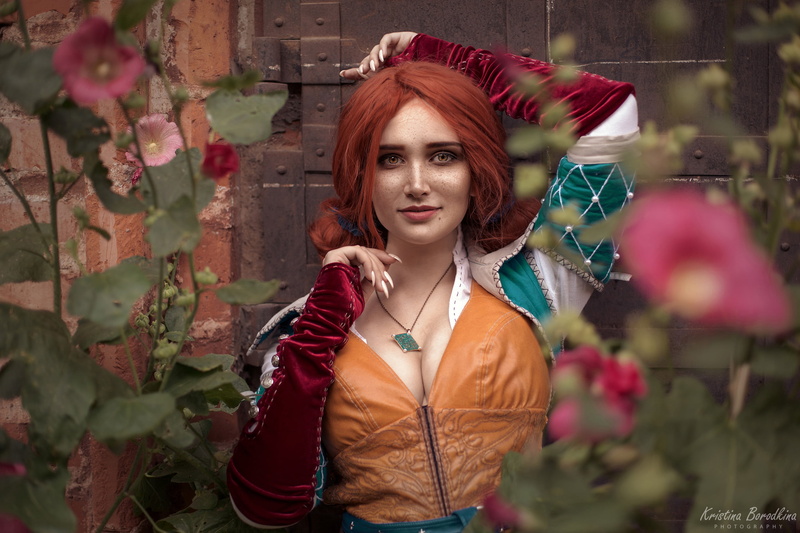 cosplay, 1080P, Triss Merigold, plants, outdoors, The Witcher 3: Wild Hunt, looking at viewer, portrait, women, redhead, smiling, Kristina Borodkina, freckles