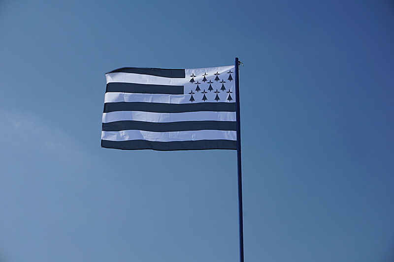 national icon, sky, outdoors, day, clear sky, no people, low angle view, bretagne, striped, wind, nature, symbol, environment, blue background, drapeau