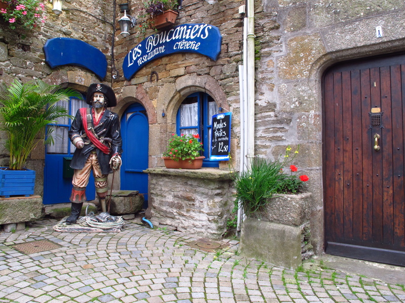 text, potted plant, outdoors, restaurant breton, plant, window, arch, day, building exterior, non-western script, brittany, corsair, door, street, communication