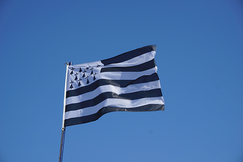 copy space, blue background, national icon, sign, nature, blue, stripes, respect, outdoors, breton, pole, symbol, striped, environment, 5K, sky, independence
