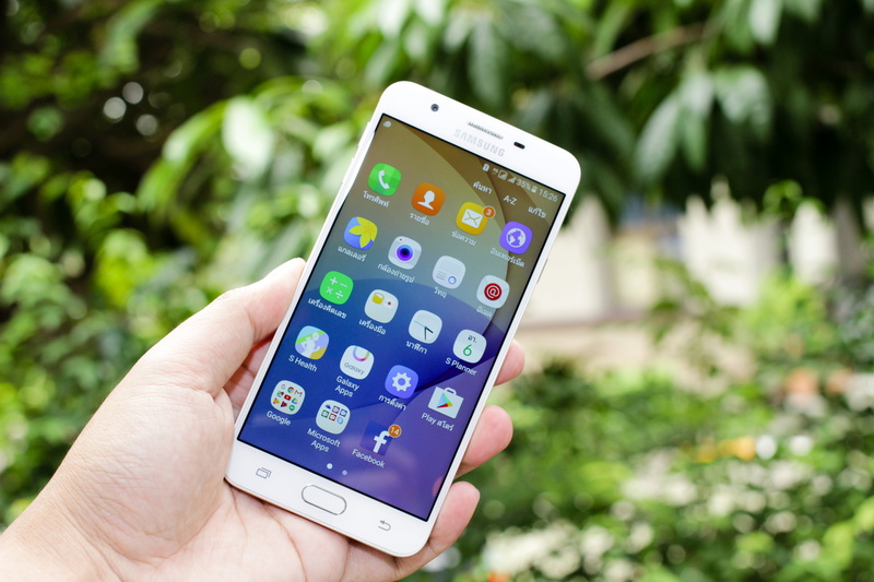 android, smartphone, outdoors, samsung, person, day, lifestyles, holding, android phone, global Communications, samsung galaxy, telephone, communication