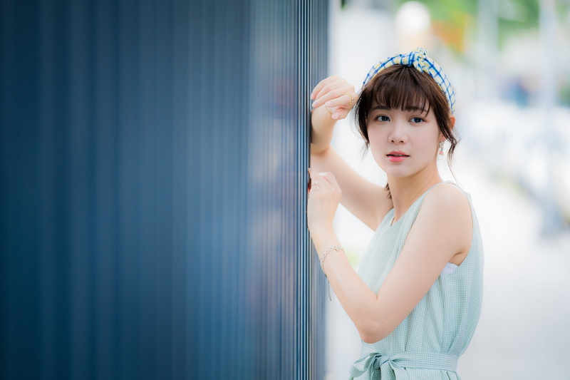beautiful woman, head band, 1080P, looking at camera, women, contemplation, adult, dress, hair, lifestyles, looking away, hairstyle, beauty, Asian, depth of field