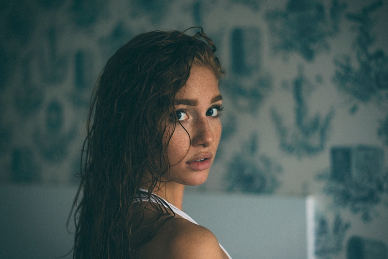 hairstyle, young adult, 720P, leisure activity, depth of field, focus on foreground, hair, looking at viewer, beautiful woman, human face, looking away