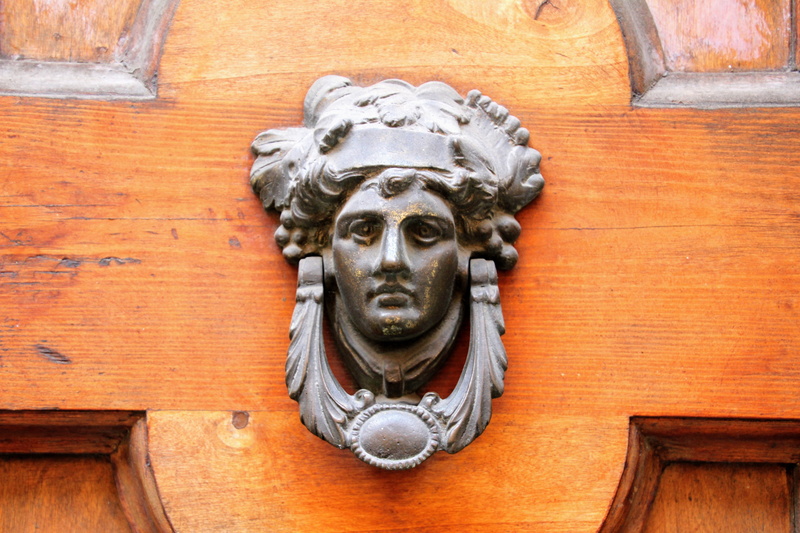 sculpture, house entrance, door bell, Entrance, entrance door, handle, wall - building feature, door, Input, close-up, ornate, animal representation, low angle view