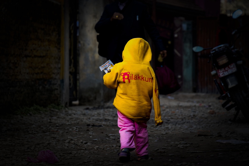 rear view, one person, expression, day, 5K, boy, clothing, incidental people, lonely, street, walking, standing, childhood, full length, fear, suffering