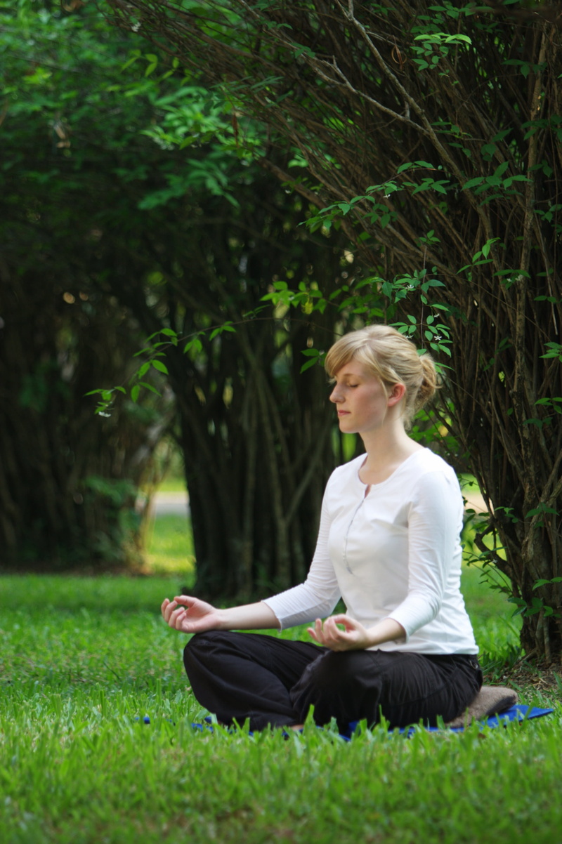 relaxation exercise, wellbeing, meditation, exercising, sitting, 2K, grass, yoga, one person, peace, cross-legged, real people, temple, beautiful woman