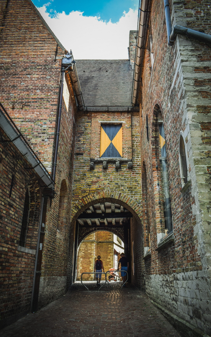 gate, men, adult, women, people, the way forward, real people, direction, group of people, day, lifestyles, belgium, architecture, arch, rear view, travel