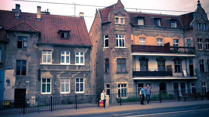 residential district, adult, Neglect, built structure, 2K, lifestyles, women, walking, full length, building exterior, road, day, transportation, outdoors