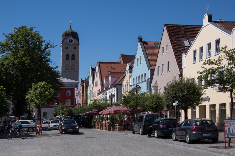 architecture, place of worship, car, building, motor vehicle, city, long line, building exterior, built structure, erding, road, tower, germany, outdoors