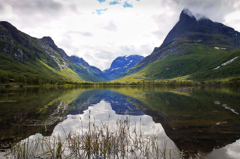 idyllic, hazy, mountain range, destination, forest, attraction, misty, hill, calm, light, adventure, cloudy, clouds, foggy, mountain peak, landscape, lake