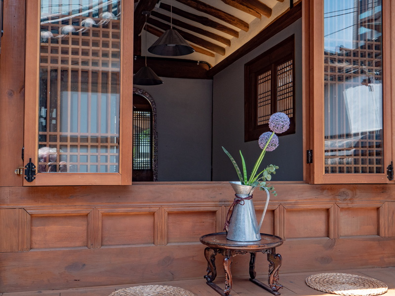 flower pot, wood - material, home interior, potted plant, coffee shop, plant, building, decoration, korea, seoul, flowering plant, furniture, ikebana, nature