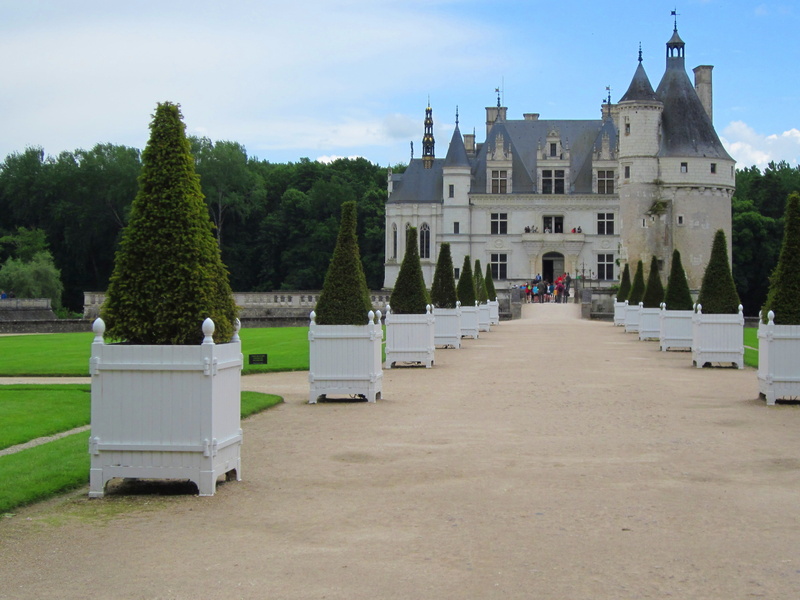spirituality, castle, building exterior, cloud - sky, religion, medieval, chenonceau, hedge, built structure, day, growth, landmark, famous, chateau, building