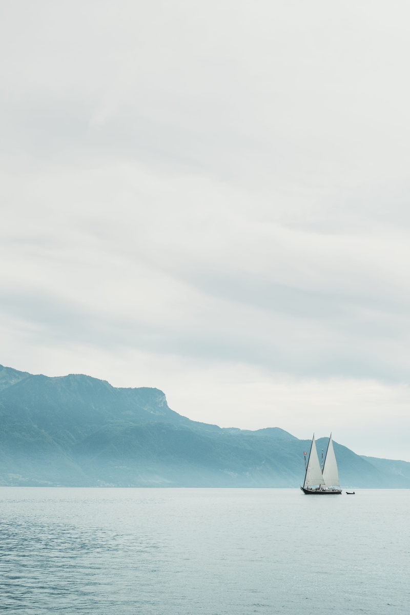 large, waterfront, beauty in nature, mountain range, non-urban scene, no people, idyllic, geneva, outdoors, xpro2, mode of transportation, water, sailing